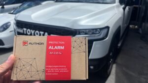トヨタ　ランクル300　IGLA ALARM、ステンレススキャナー取り付け