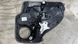 フォルクスワーゲン　ゴルフ　ウインドウレギュレーター交換