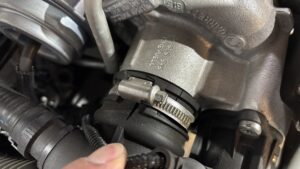 BMW  1シリーズ　インテークチューブ交換　