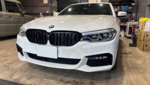 BMW　5シリーズ　フロントグリル交換